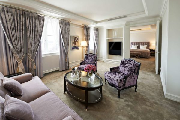 1 bedroom suite with amenities