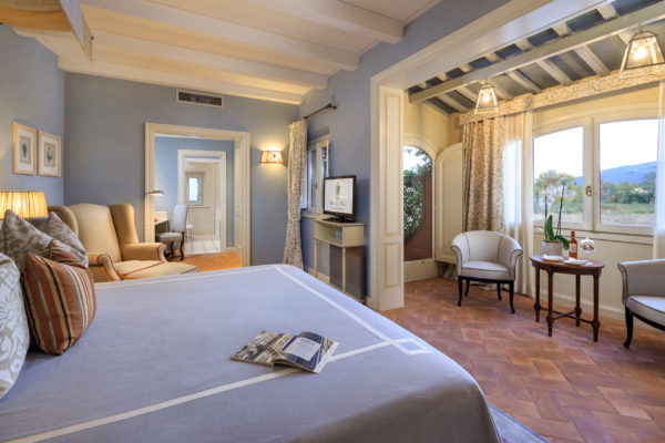 Villino - Suite Exclusive 1 (one of the 2 rooms of the Parco Suite) - Bed and view